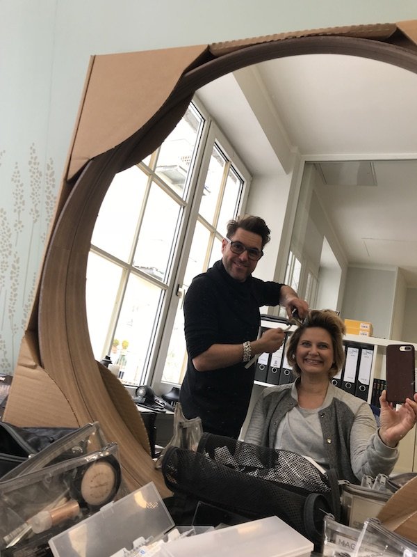 Stylist Sacha Schütte bei der Arbeit